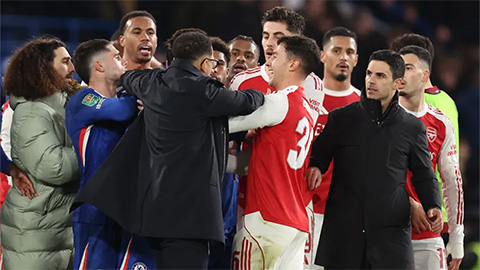  Không nhờ HLV Rosenior, Enzo Fernandez đánh nhau to